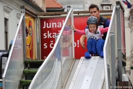 Otroci kamniških šol in vrtcev rajali na Glavnem trgu in se učili o trajnostni mobilnosti (105)